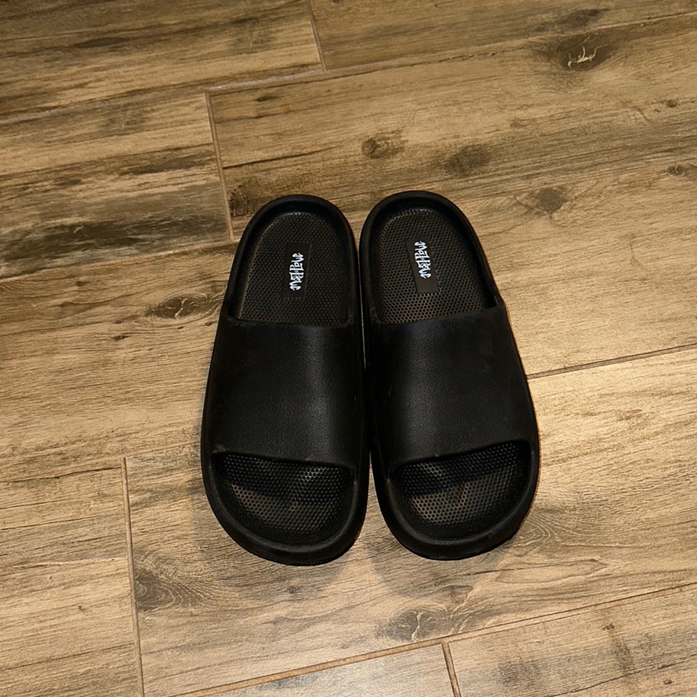 Never worn pillow slides